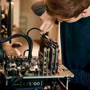 Techniker repariert Computer